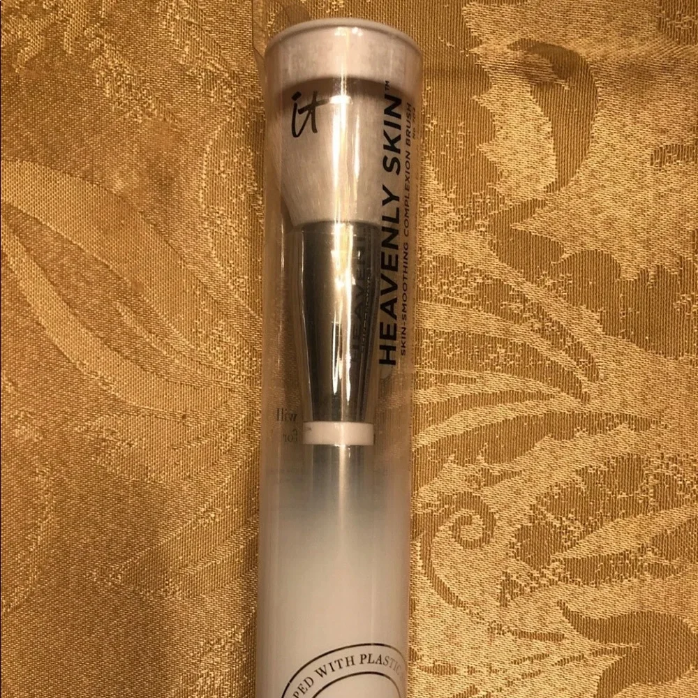 IT COSMETICS Heavenly Skin Skin-Smoothing Complexion Brush #704 NIP $48